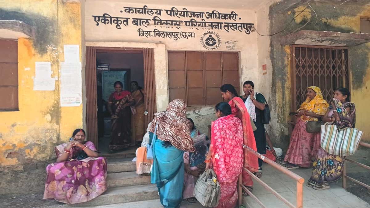 आंगनबाड़ी की महिला कर्मचारी 