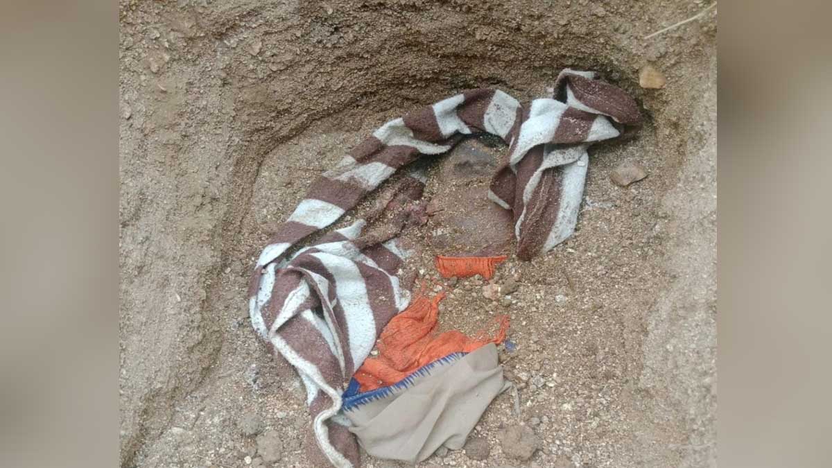 महिला का शव खेत में किया दफन 