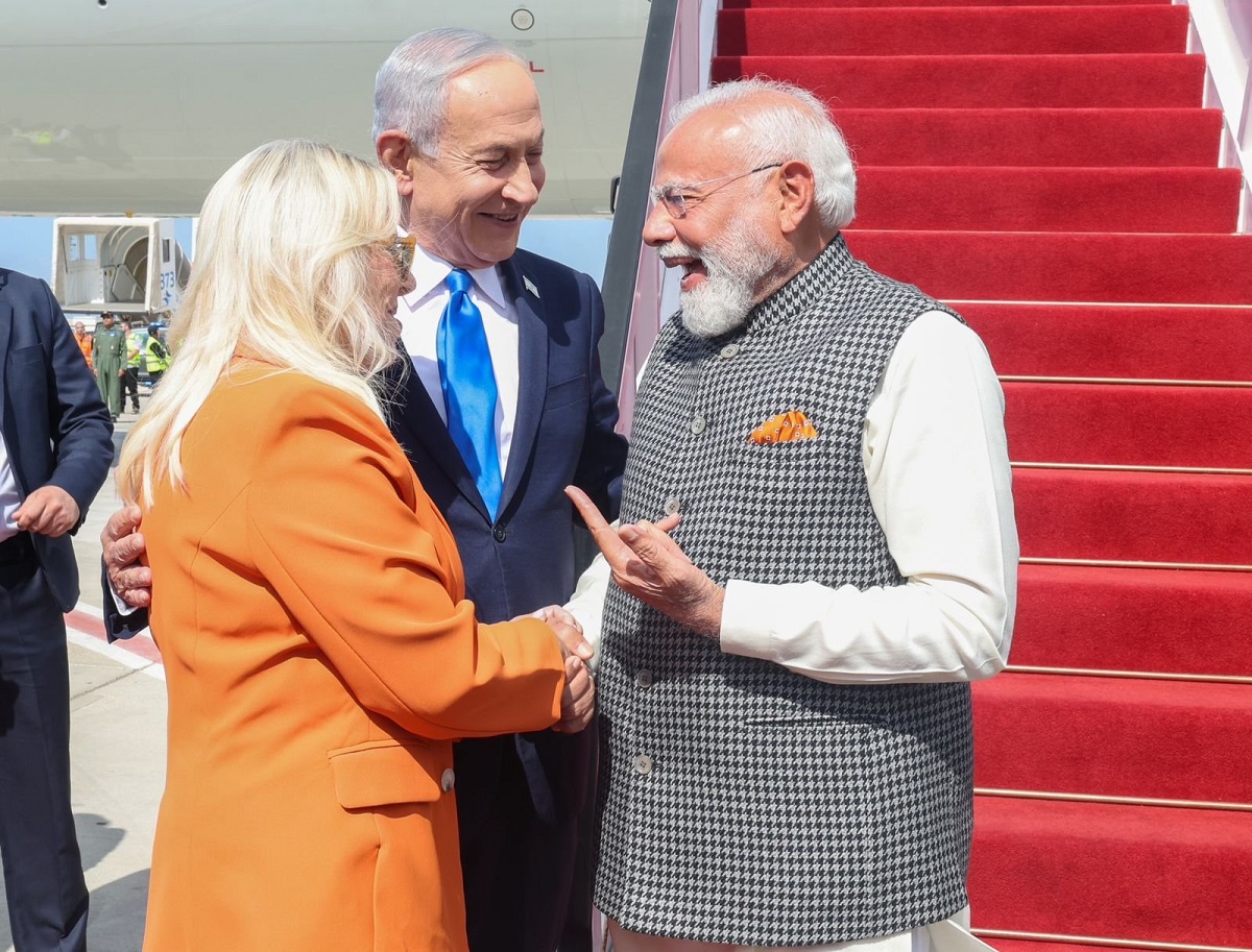 Netanyahu and Mrs Netanyahu welcome pm modi at the airport