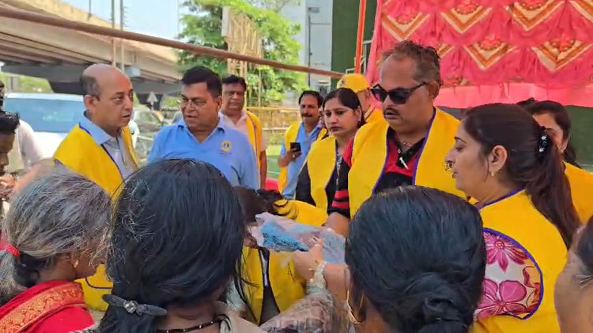 वस्त्र वितरण