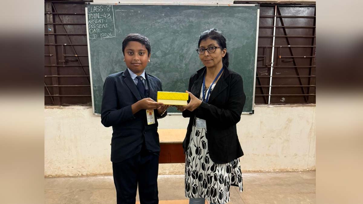 लाभेश गुप्ता और शिक्षिका अंजना सिंह