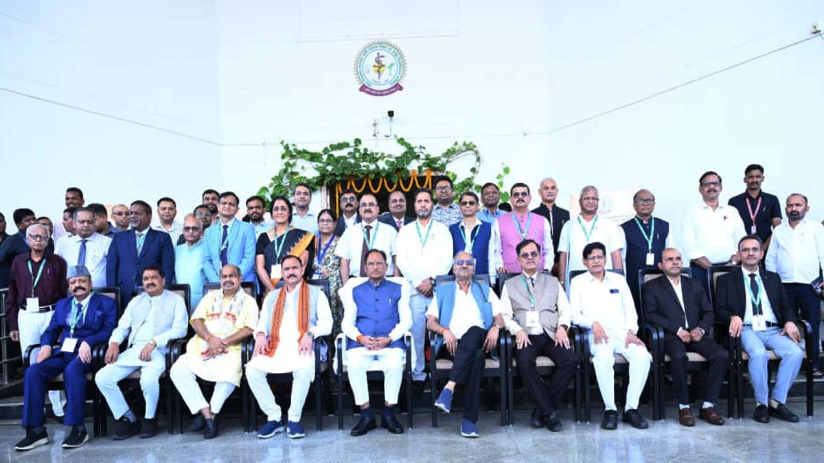 बड़ी संख्या में मौजूद गणमान्य