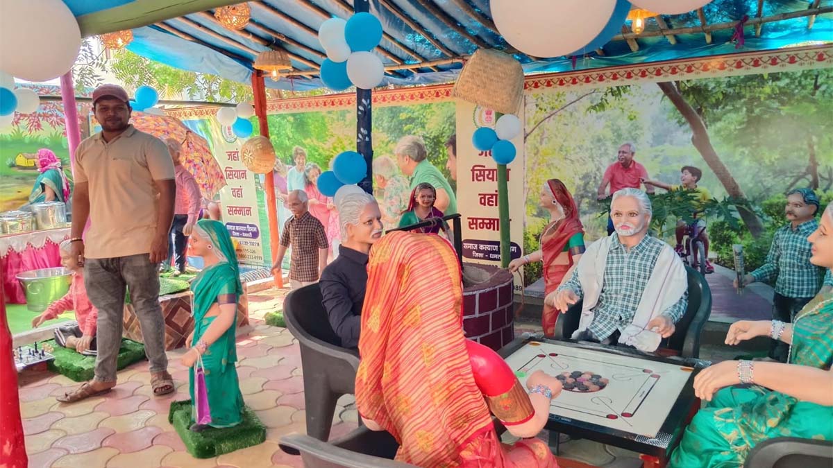 स्थानीय मूर्तिकार द्वारा तैयार स्टैचू