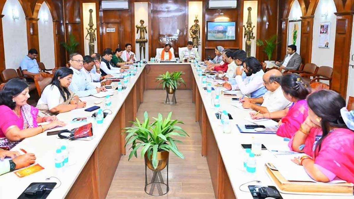 मंत्रिगण एवं जनप्रतिनिधियों के साथ आयोजित बैठक