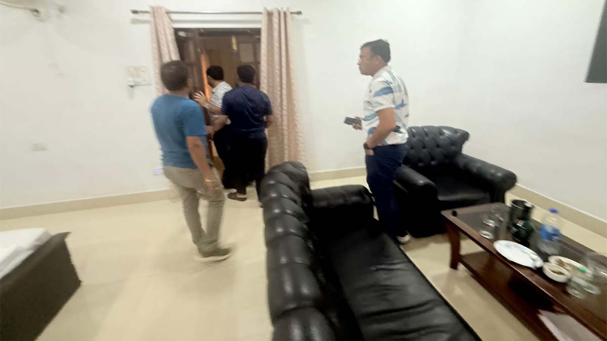 चीफ केमिस्ट सहित अधिकारी पकड़े गए