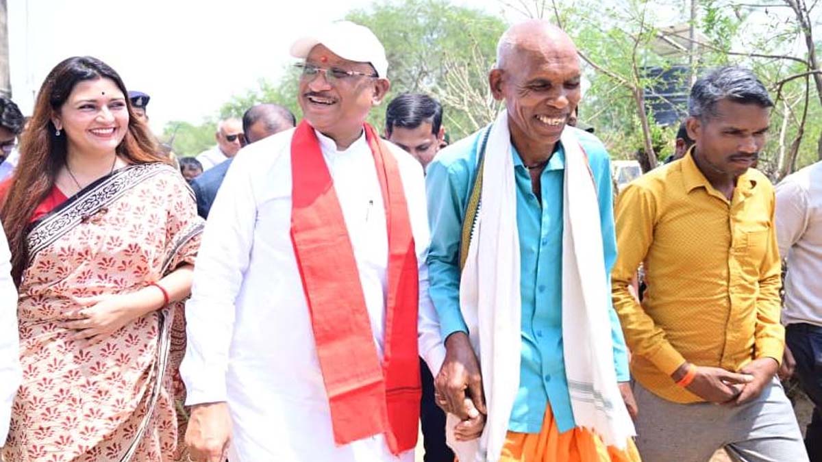CM साय को हाथ पकड़ कर गृह प्रवेश के लिए लेजाता मोहन