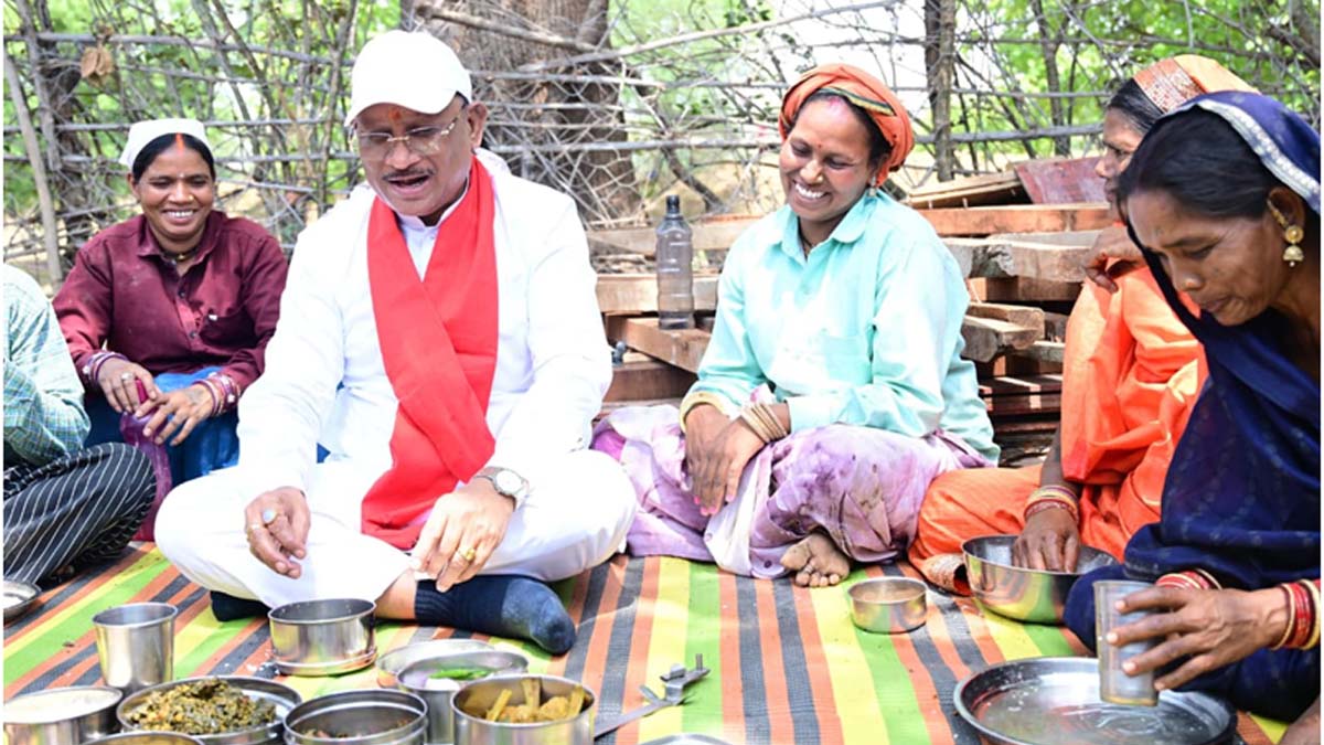 श्रमिक महिलाओं संग बोरे-बासी खाते CM साय