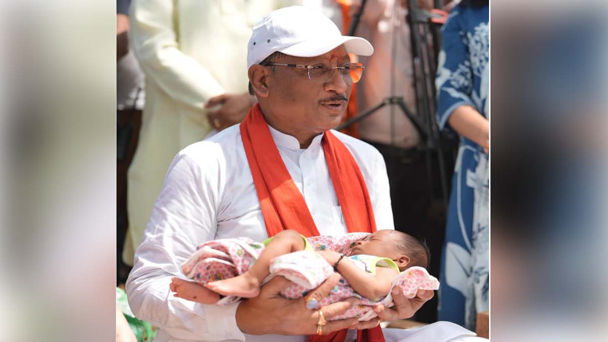 नवजात का नामकरण करते CM साय 
