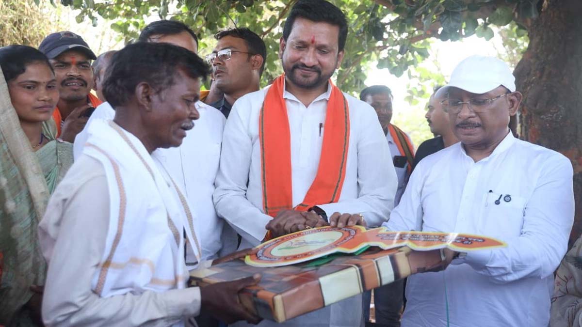 सुभान सिंह को उनके नए आवास की चाबी सौंपते CM साय