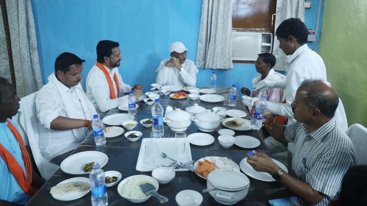 बैगा समाज के साथ भोजन
