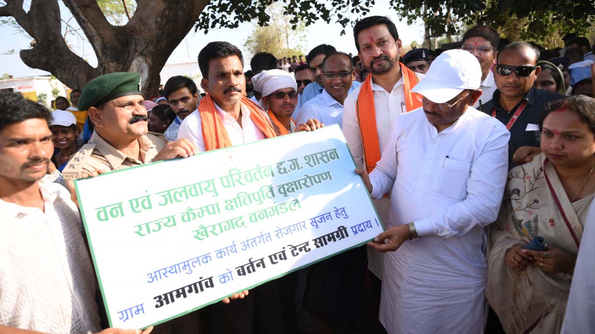 समाज प्रमुख विष्णु ठाकरे को टेंट और बर्तन सामग्री प्रदान करते  CM साय 