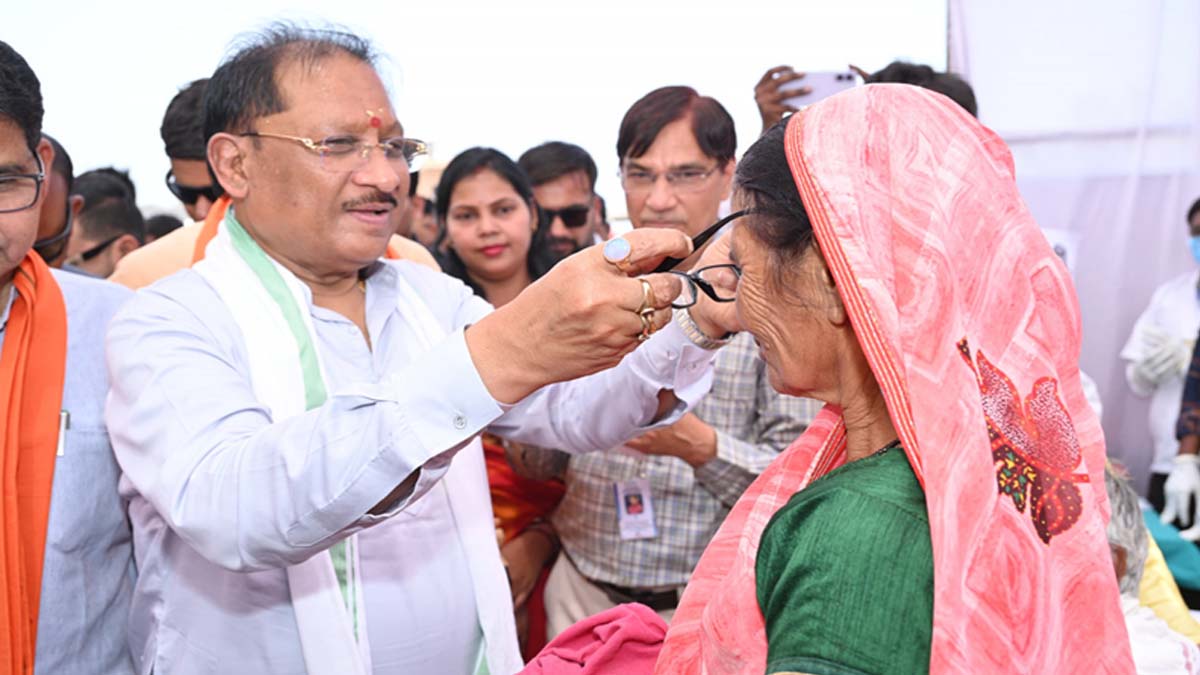 CM साय ने वरिष्ठ नागरिकों को नजर का चश्मा पहनाया CM साय ने वरिष्ठ नागरिकों को नजर का चश्मा पहनाया