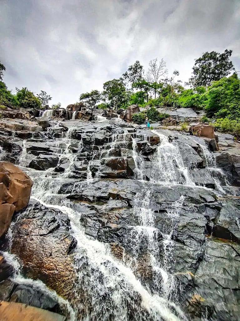80 फीट ऊंचाई से गिरती जलधारा