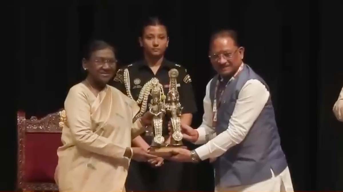 CM ने भेंट की 300 वर्ष पुरानी कलाकृति