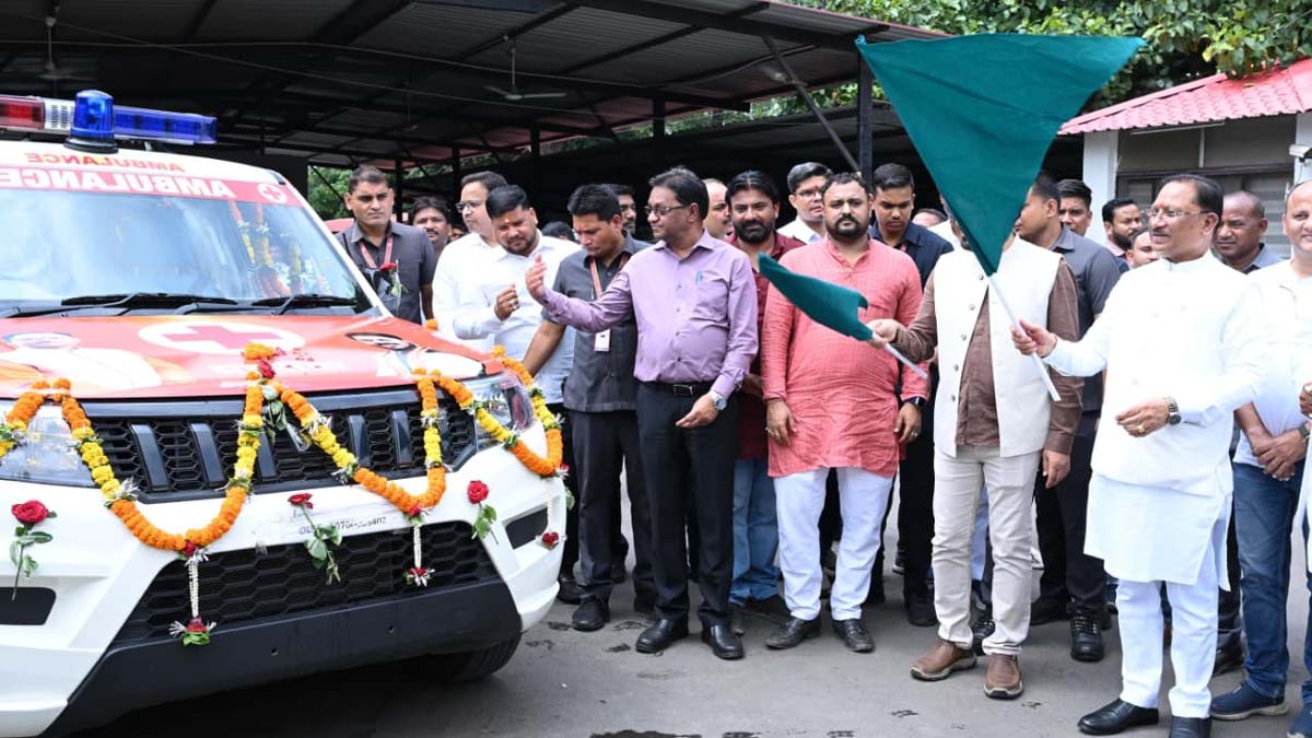 एम्बुलेंस को हरी झंडी दिखाते CM साय