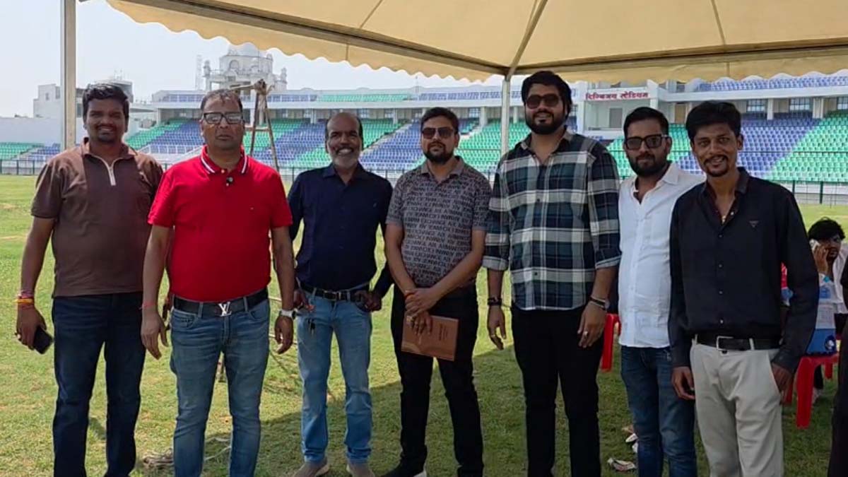 दिग्विजय स्टेडियम में उपस्थित कार्यक्रम के आयोजक