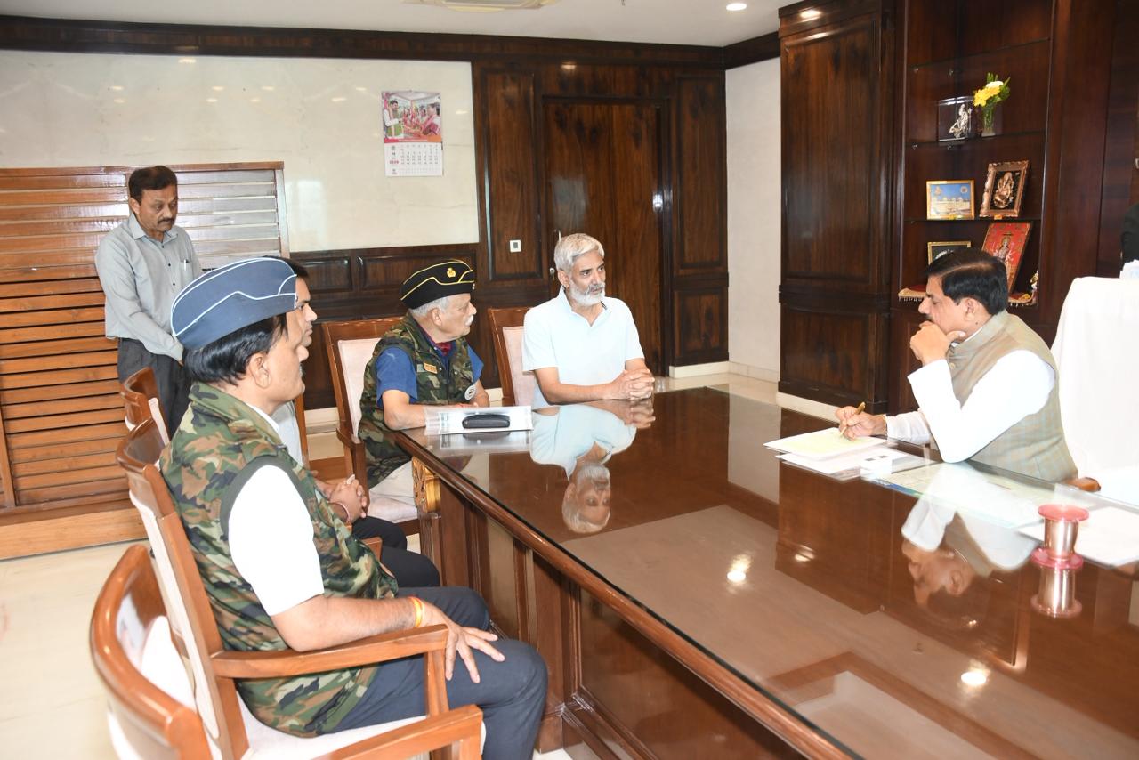Twisha Sharma Family Meet CM