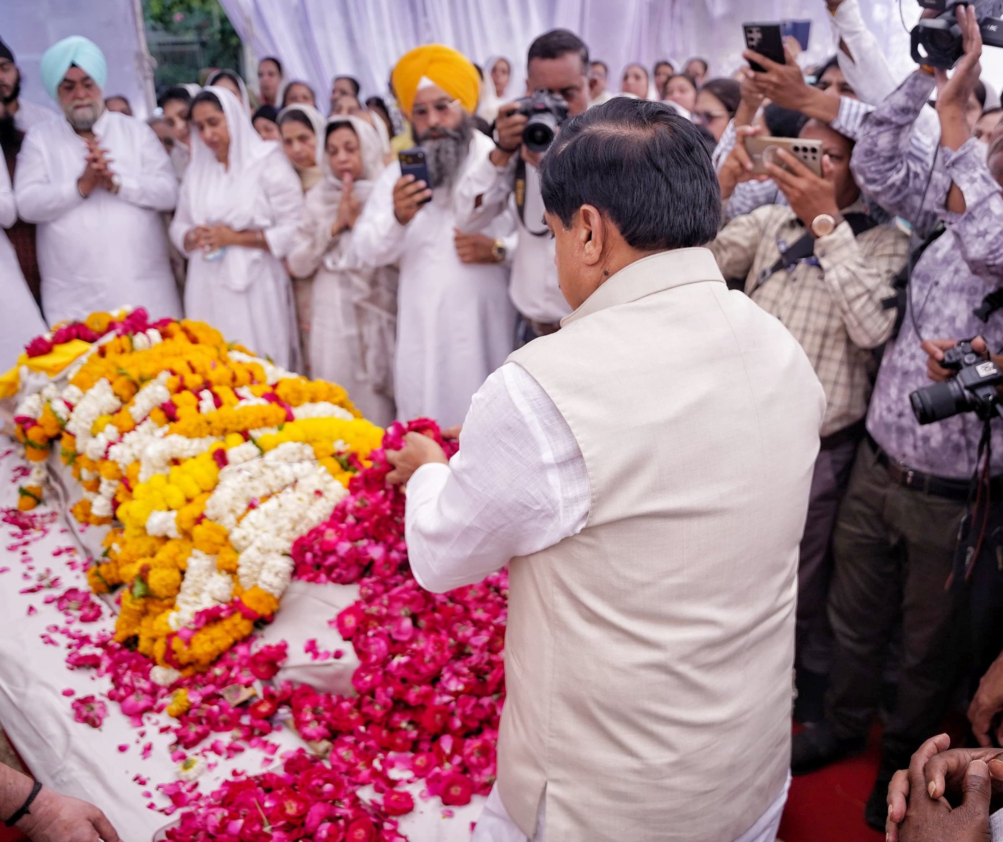 गुरकीरत मनोचा को श्रद्धांजलि देते हुए मुख्यमंत्री डॉ. मोहन यादव